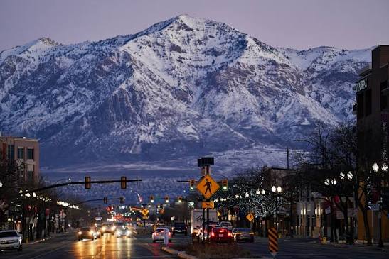 Intermountain Machinery Service crew rigging industrial equipment in Ogden, Utah